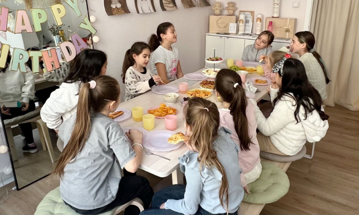 Die Kinder können vor oder nach dem Basteln in Ruhe snacken und Geschenke auspacken. © Olga Balik